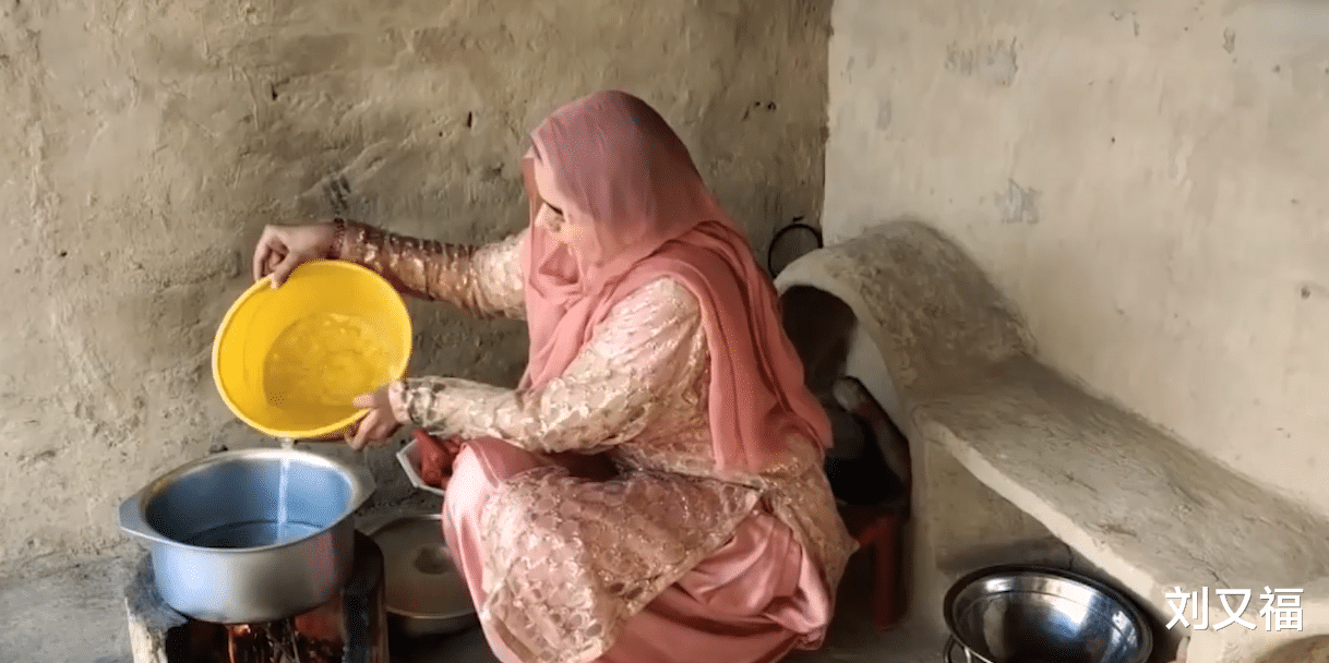 章子怡|巴铁“迪丽热巴”的一天，颜值放中国能当明星，在这只能煮饭带娃