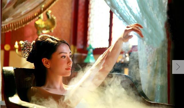 刘亦菲|啥叫“美人沐浴”似芙蓉？刘亦菲美成精，网友：真想把她踹回水里