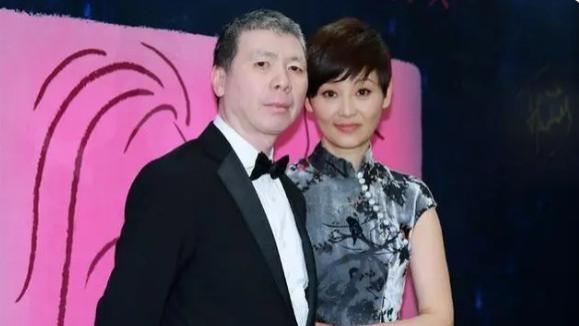 冯小刚|大咖们急不可耐！网曝冯小刚已定居美国，夫妇俩豪宅前和友人拥抱