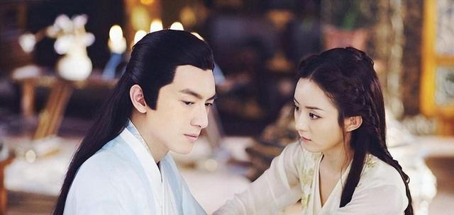 赵丽颖|赵丽颖河边拍戏险落水，整理衣服时重心不稳，紧抓旁人画面惊险