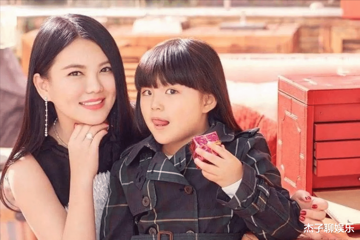 李湘|李湘母女豪宅做蛋糕，新家内景曝光如宫殿，王诗龄上万手链抢镜