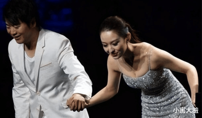 吉娜·爱丽丝|?“见缝插腰”吉娜：怀孕6个月依然腰细，被网友质疑“畸形”审美