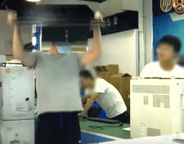 惠普|新电脑1小时死机4次，小伙官方店怒砸1万8的惠普，直呼：太欺负人