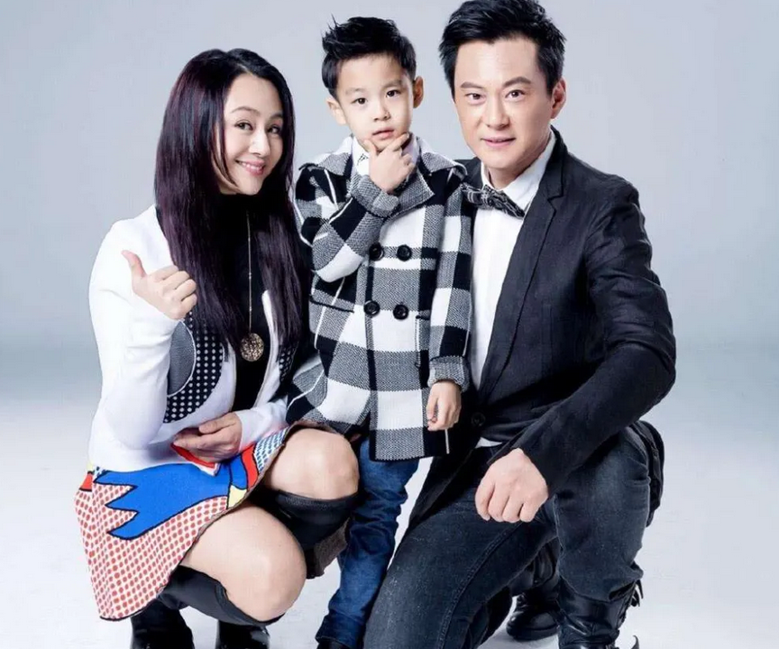 曹颖|曹颖携儿子海边度假！身材苗条长腿抢镜，11岁王子继承父母高颜值