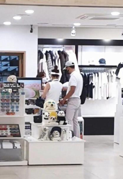 孙艺珍|孙艺珍和玄冰现身商场，两人同穿情侣休闲装，上演“最萌身高差”