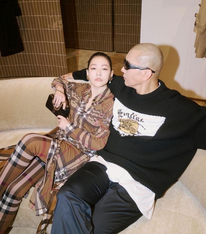 小S|小S具俊晔参加活动，两人搭肩搂腰不避讳，过分亲密被指不合适