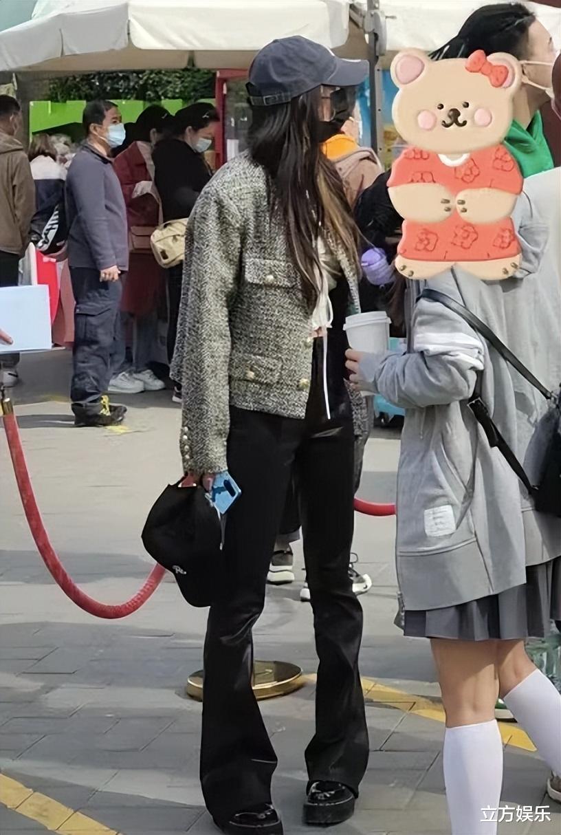 杨幂|杨幂带2帅哥游公园，长腿细腰不像30岁，手上金表金手链抢镜！