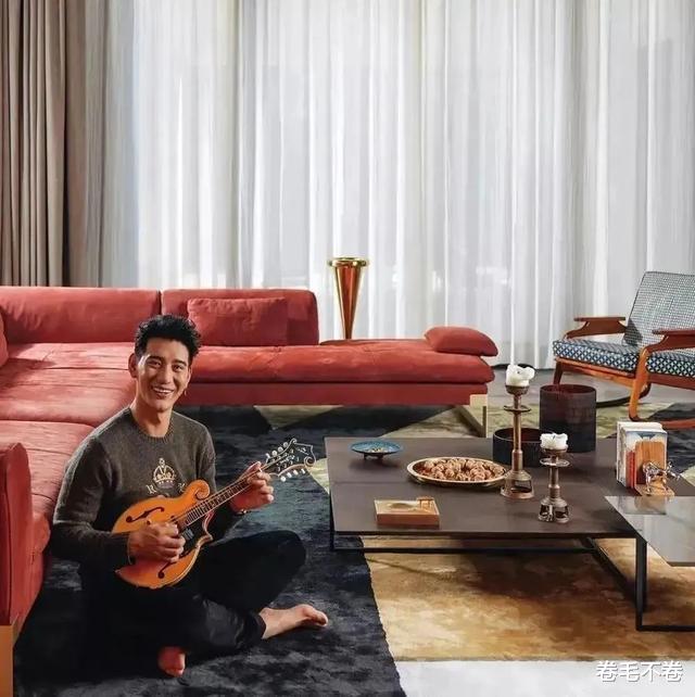 知名男星街头摆摊卖帽,开价太贵少人光顾,私下开大G住独栋别墅