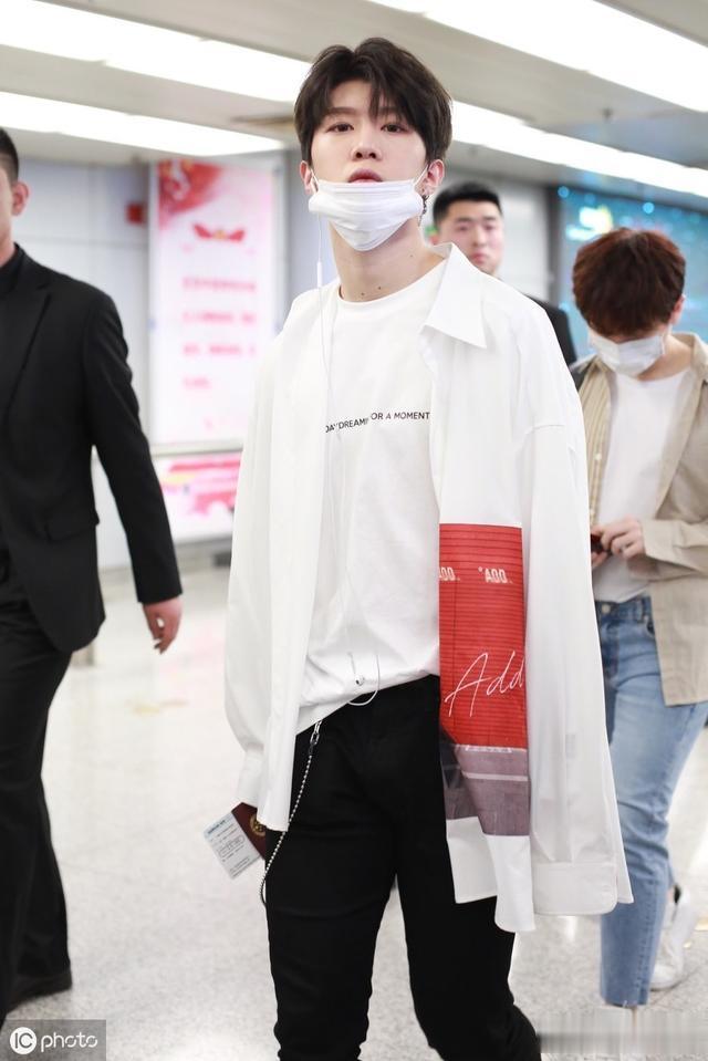 春晚|范丞丞像她姐范冰冰一样亮眼、气质出众,且歌唱得好有自己的特色