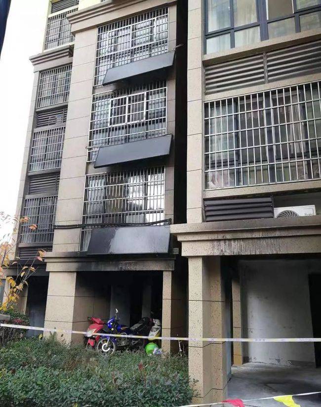 买了架空层的二楼,平台装上护栏当双层阳台用,邻居凭啥投诉?