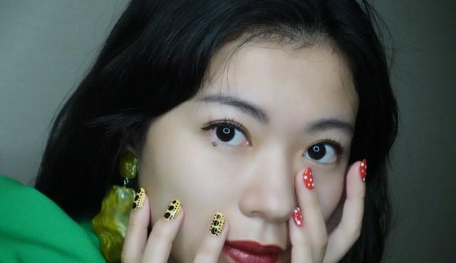 蚊子 妹子收集吸过自己血的蚊子，把血抽干做成“蚊子美甲”这画风？