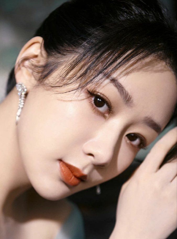 杨紫|杨紫晒剧组美照，童心未泯甜美歪头杀，范丞丞也是个搞笑的人