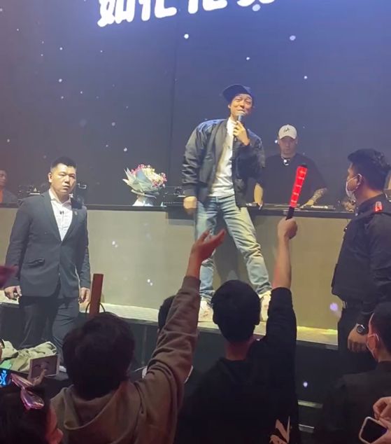 梁竞徽|梁竞徽现身南宁某酒吧，唱得好互动的人寥寥无几：42岁像24岁一样