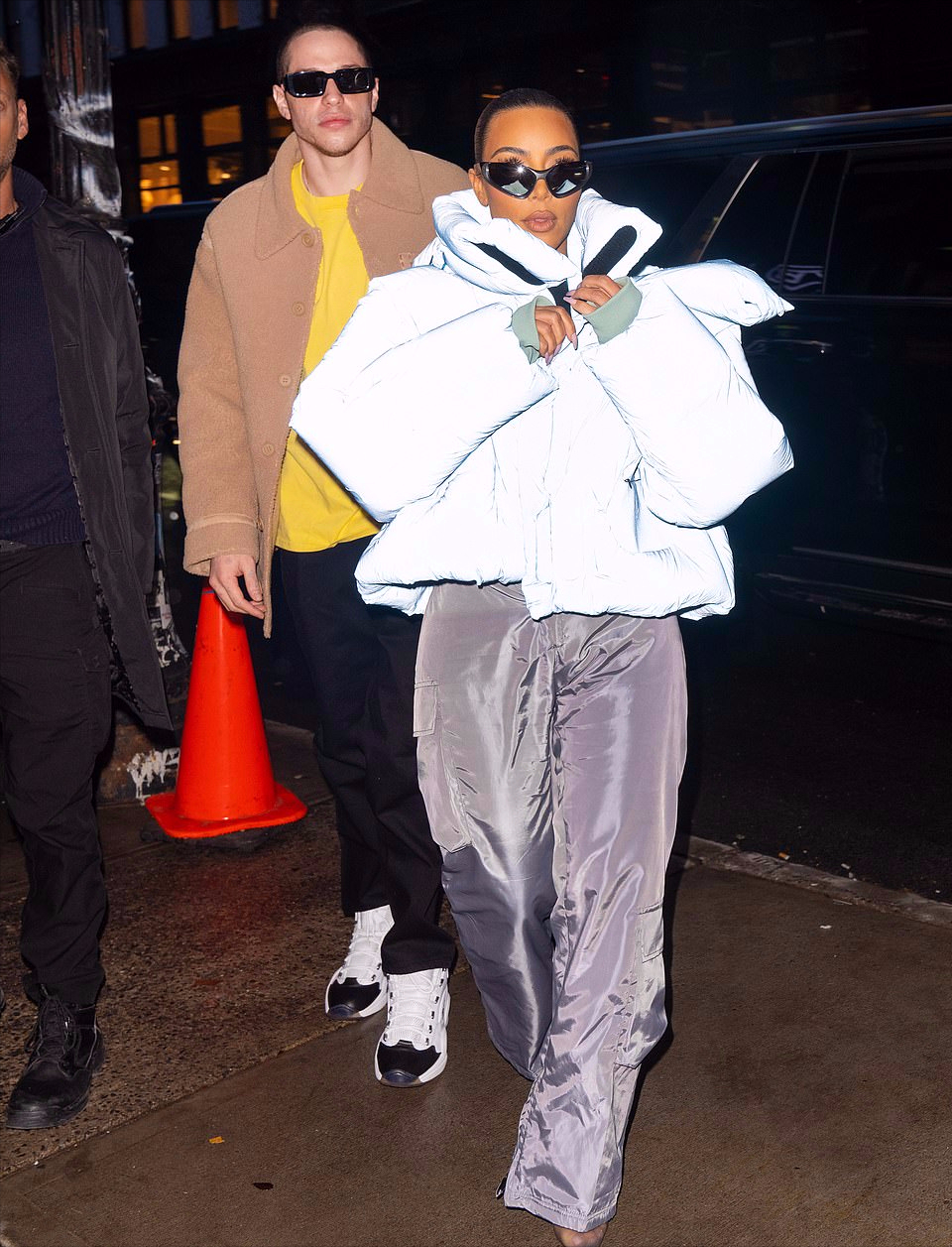 金·卡戴珊|金卡戴珊首晒甜蜜照官宣新恋情!和姐弟恋男友狂秀恩爱,坎爷要死心