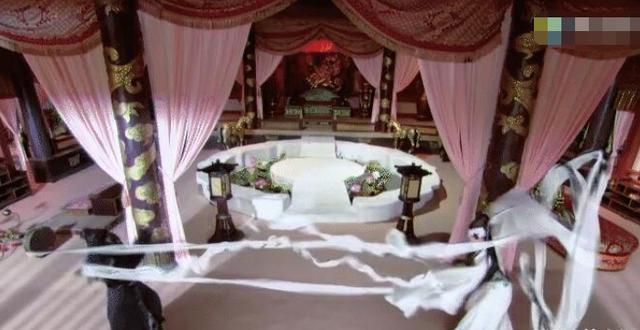 赵露思|同样是用丝带演打戏,将赵露思与这几位女星放一起,差距一下就出来了