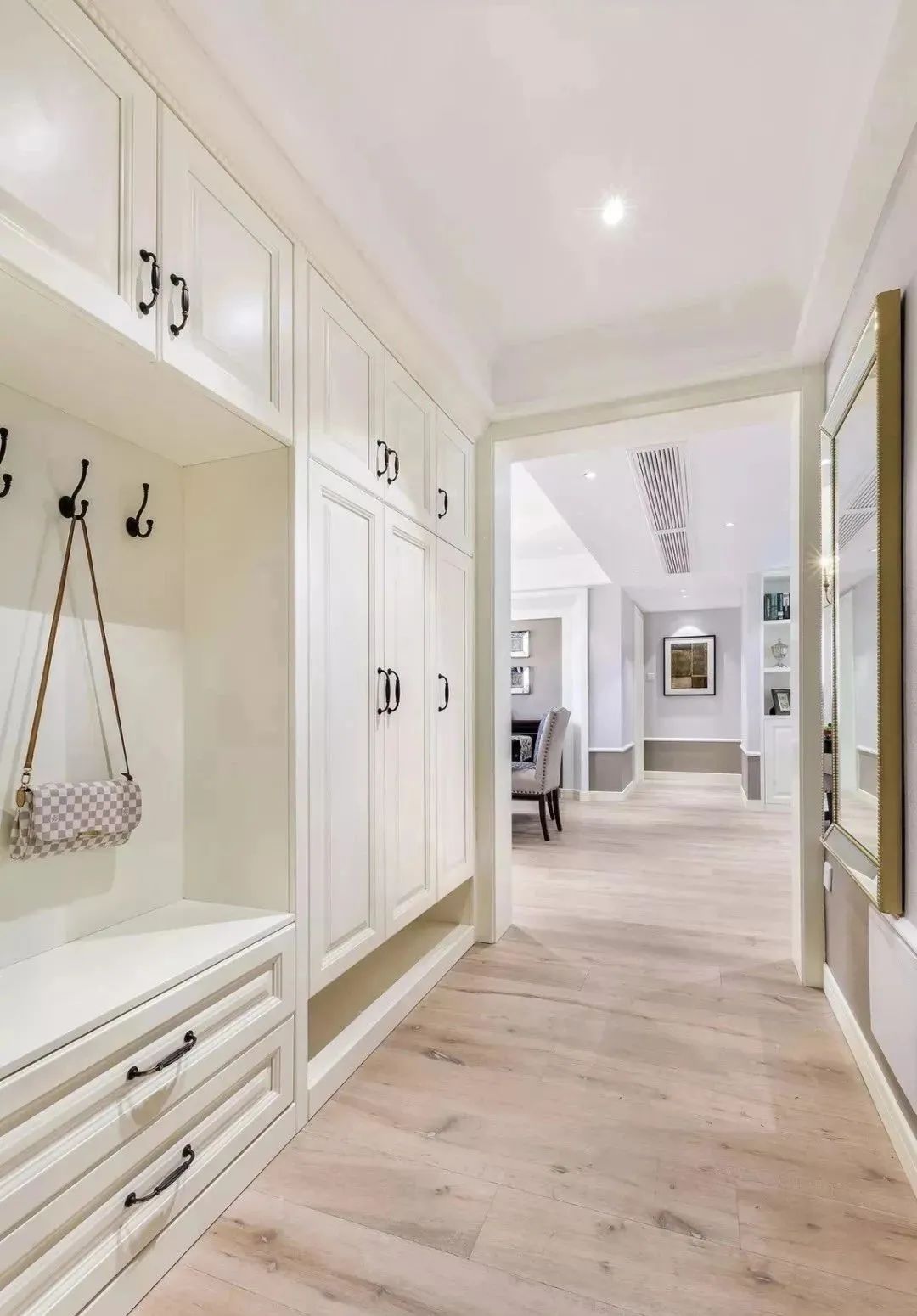 老婆坚持要浅色装修,效果惊艳,客人刚进玄关就忍不住说大气!