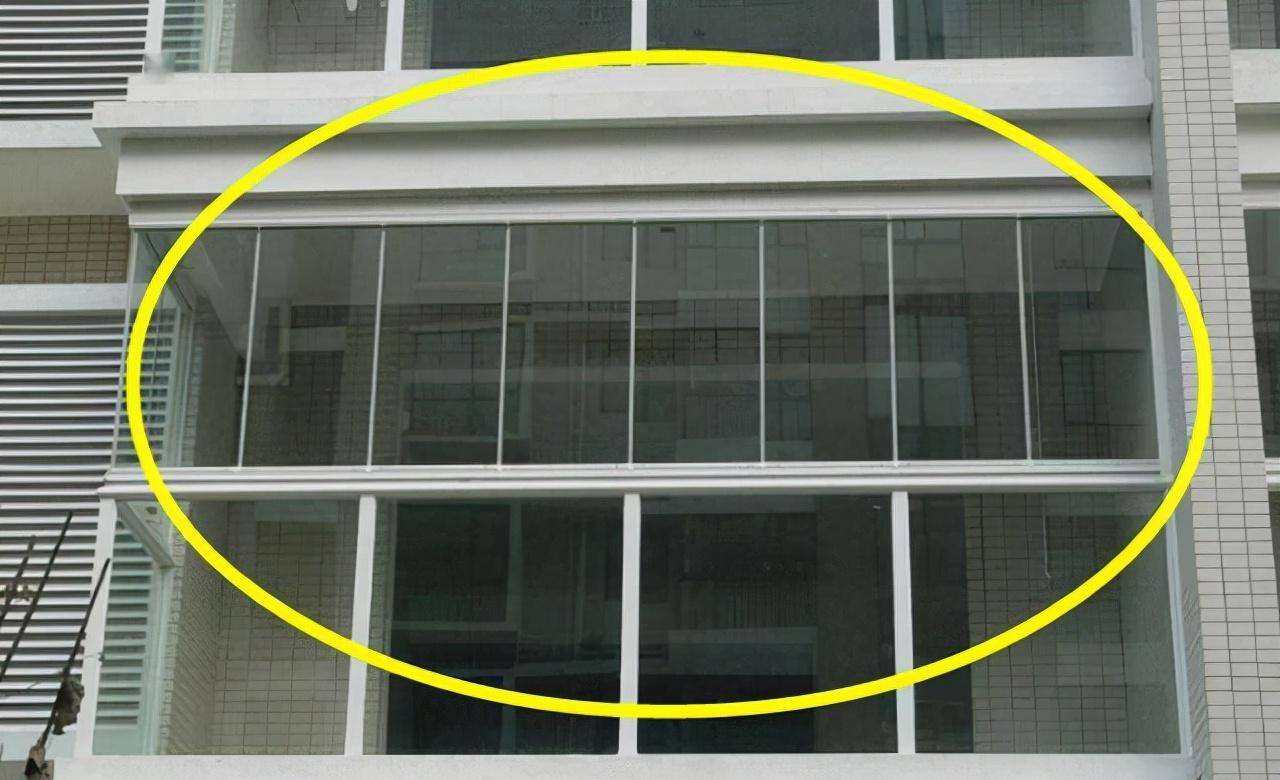 你家封阳台用什么材质？铝合金窗已经过时了，现在流行装这种
