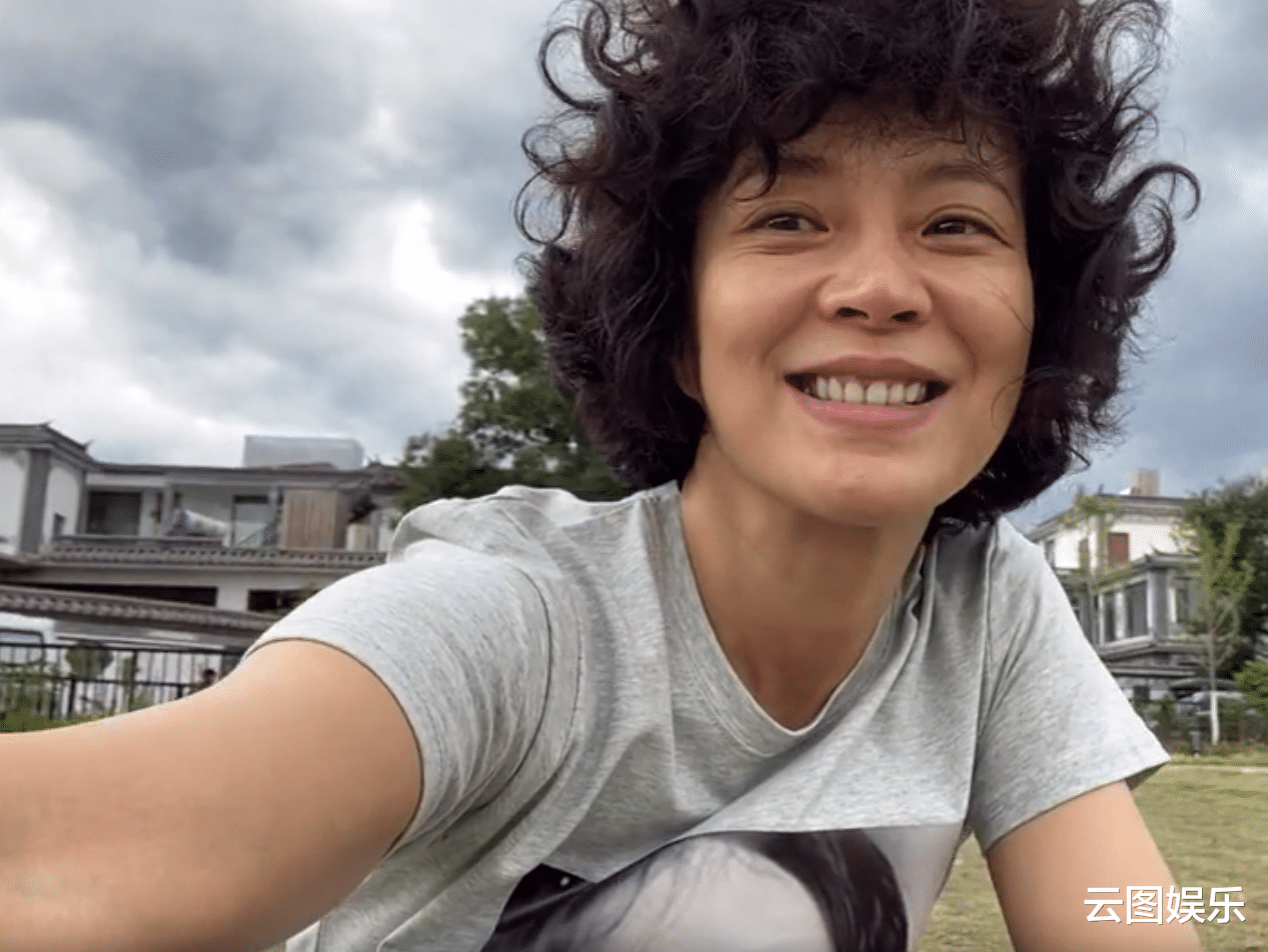 罗嘉良|罗嘉良二婚妻子近照，烫爆炸头肌肉结实，被网友吐槽缺少女人味