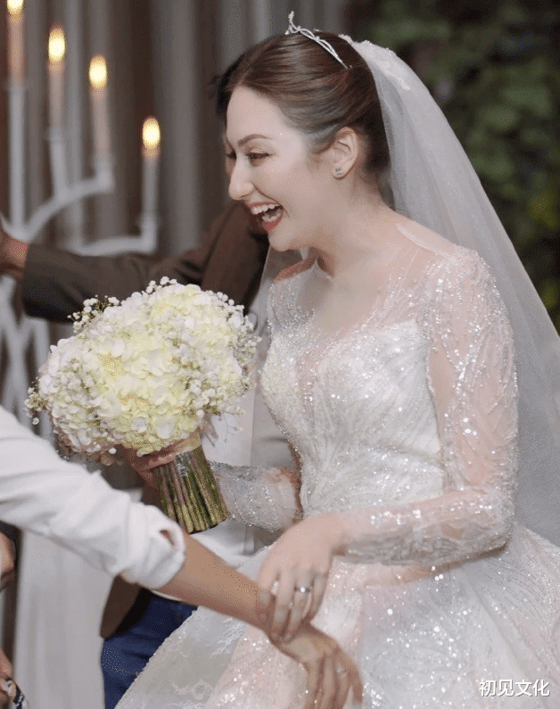 林志颖|“泰版林志颖”官宣再婚,现场点蜡烛跪拜行泰礼,空姐老婆颜值高