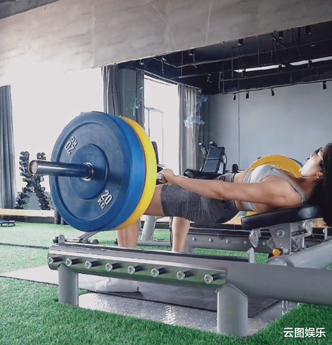 赵奕欢|34岁赵奕欢健身房撸铁，穿背心大秀完美身材，举80斤杠铃太轻松