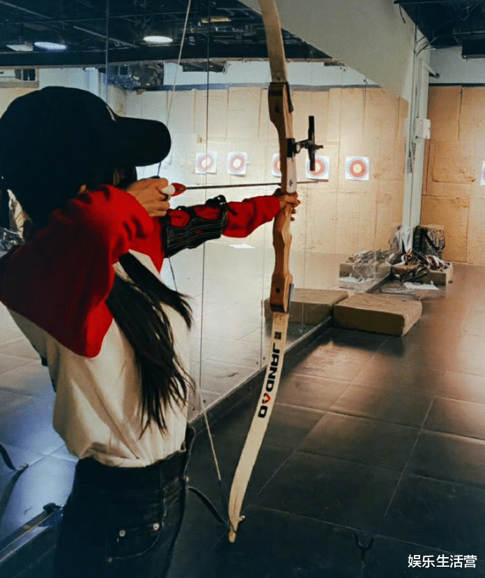 杨幂|杨幂晒射箭随拍，姿势潇洒十分专业，一看战绩，网友：笑不活了