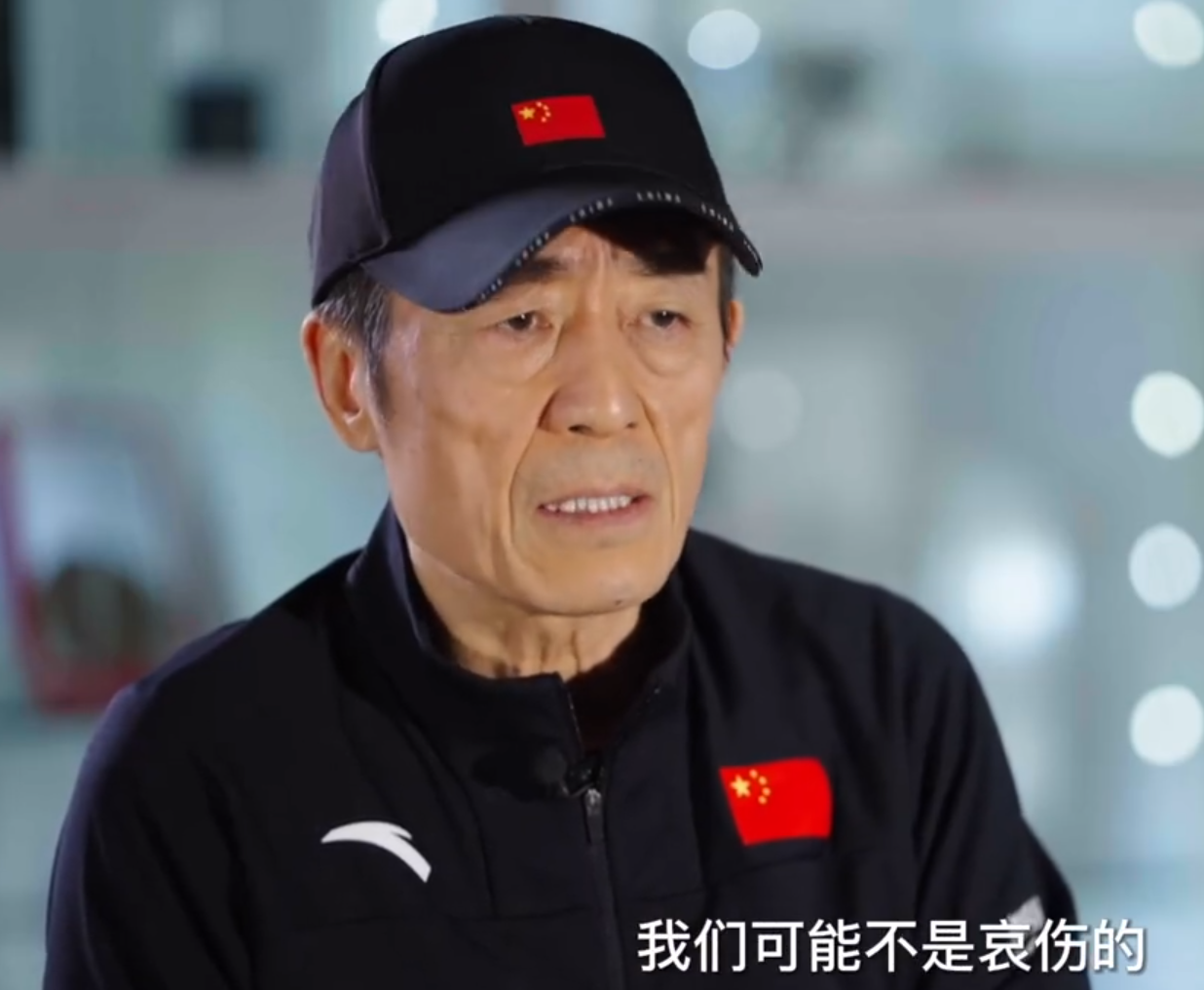 张艺谋|冬奥会圆满落下帷幕，张艺谋凌晨低调走出鸟巢，挥手告别被赞亲民