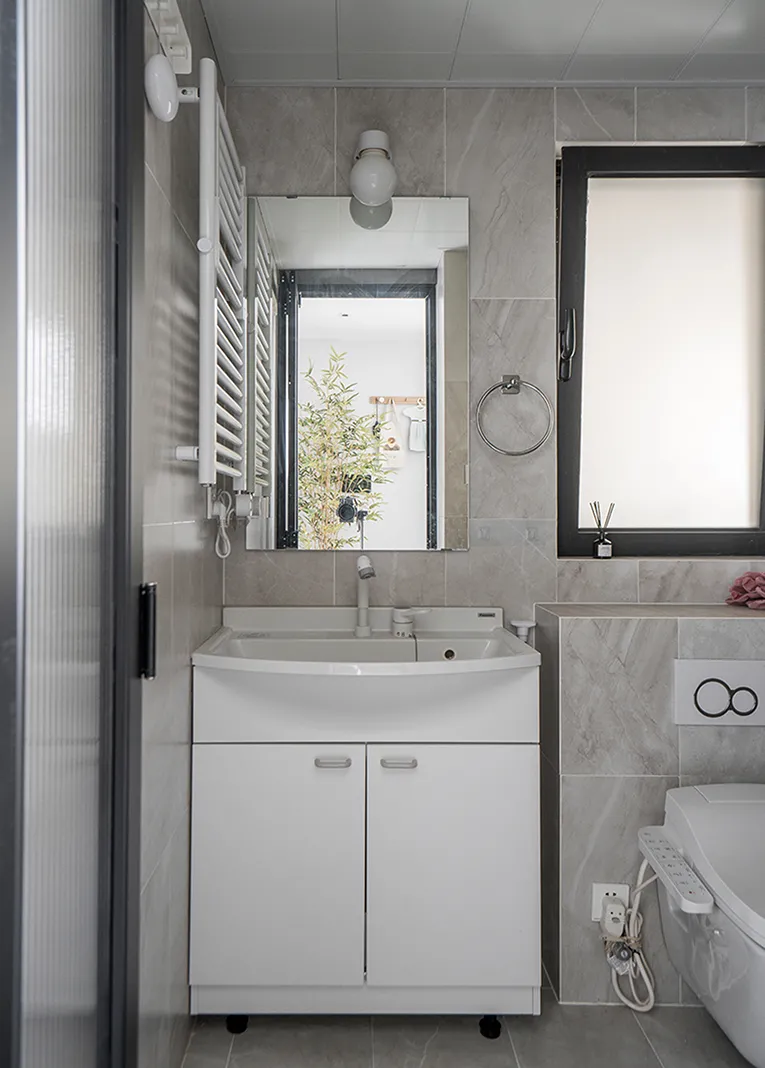 开放式餐厨+封闭式阳台，62㎡小窝装出90㎡的空间感