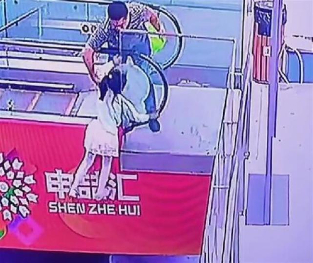 男子救下女童被网友指责“手放的位置不对” 当事人:让人寒心