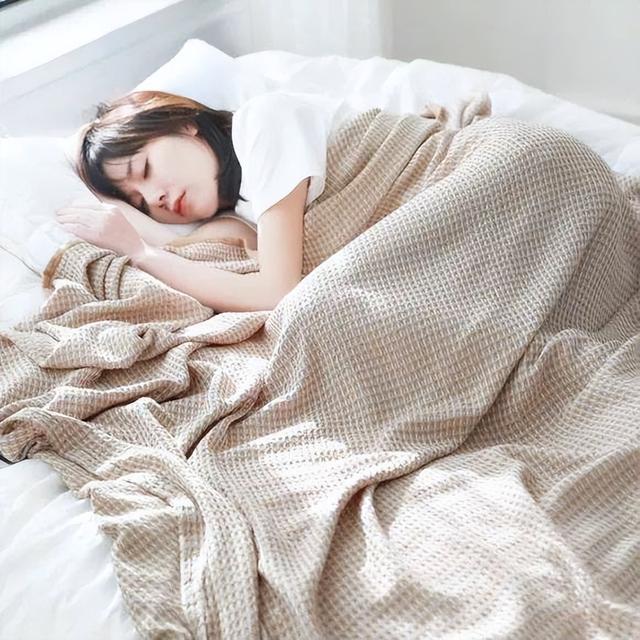 女孩裸睡忘记关门,险遭两次侵犯,还以为自己是在做梦!