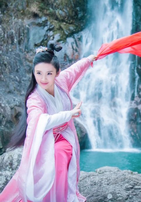 刘亦菲|同样是用丝带演打戏，将赵露思与这几位女星放一起，差距就出来了