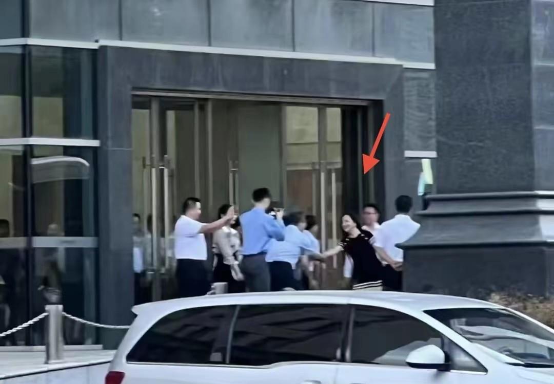 孟晚舟|孟晚舟现身名校太隆重，穿2千元娃娃裙像小姑娘，众领导齐迎接