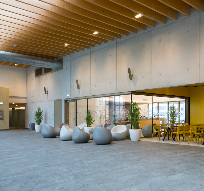 亿伽设计│温泉设计│洗浴设计│Hallenbad Ried Im Innkreis桑拿浴和游泳池:设计紧凑的建筑融入现有城市结构中