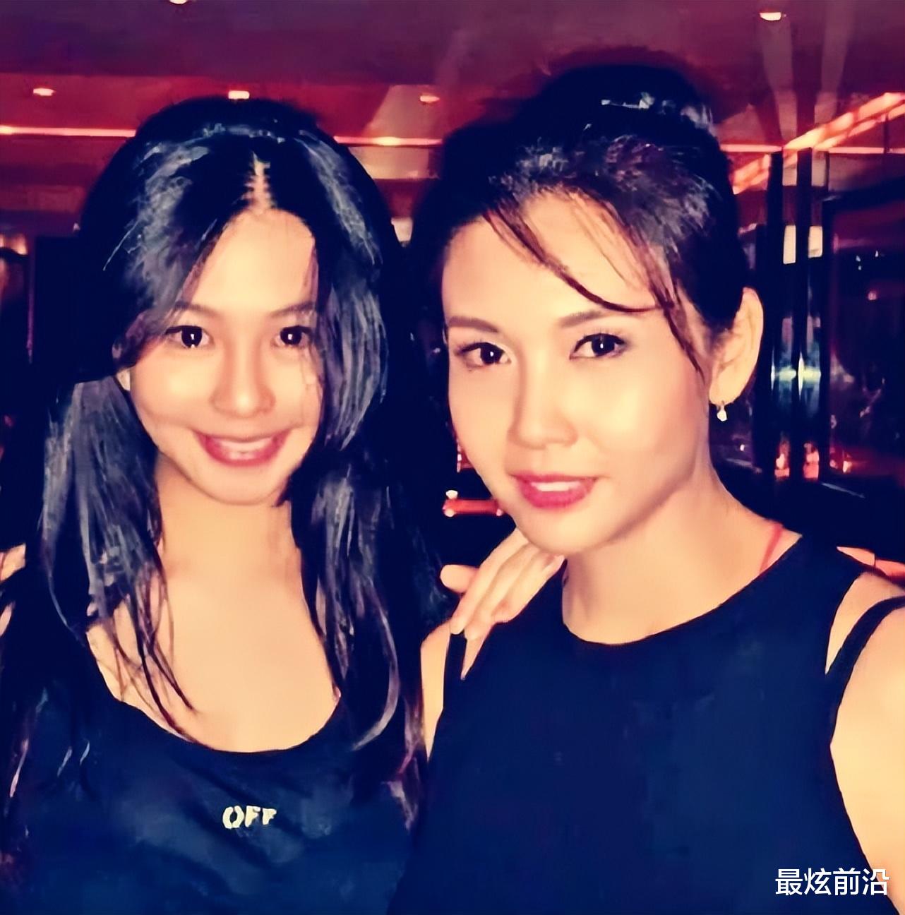 金智秀|邱淑贞女儿拍时尚大片,穿一字肩连衣裙配皮靴,颜值气质不输老妈