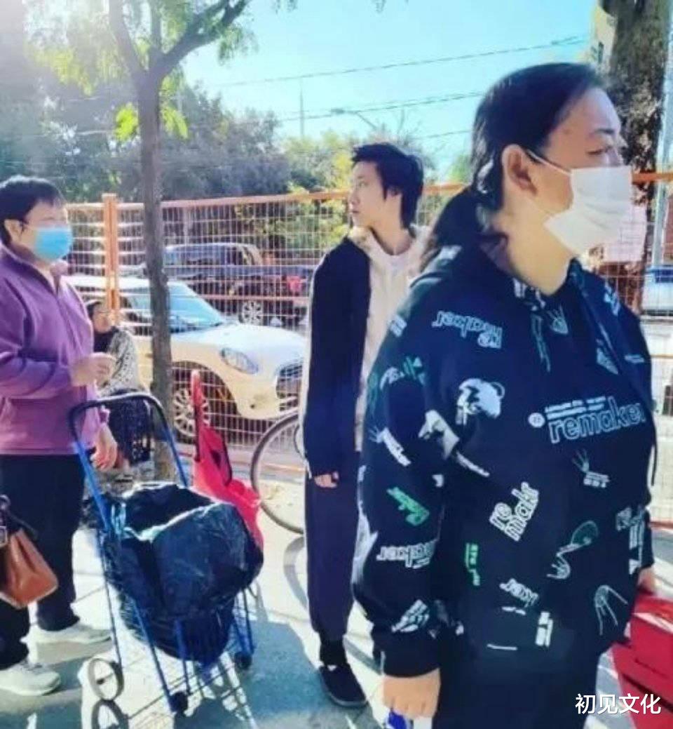 小龙女|成龙爱子房祖名罕见分享和好友聚会照，和妹妹小龙女共用一张脸