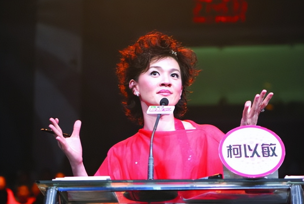 柯以敏|50岁柯以敏丧夫四年低调再婚，与二婚老公结婚照曝光，甚是般配