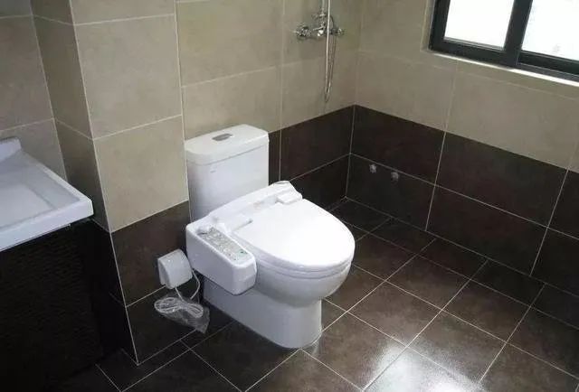 卫生间贴瓷砖,为啥下面要留空一排?师傅:必须这样做,好处多!