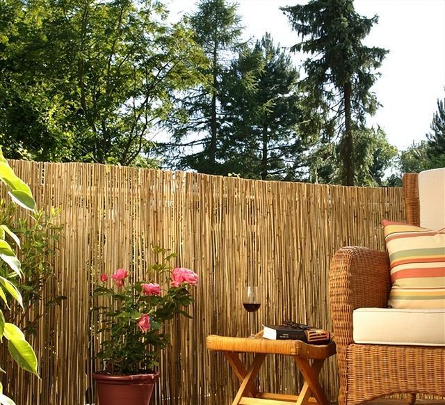 真新鲜,阳台不用玻璃封起来,贴着护栏围一圈竹篱笆,清新凉爽