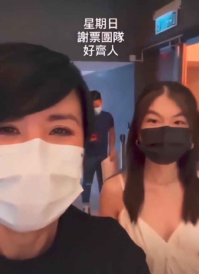 吴君如|吴君如罕晒全家福!母女俩打闹不断似姐妹花,陈可辛贴心帮戴耳环