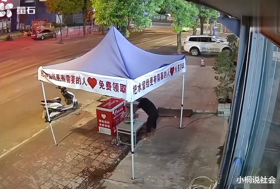 福建一爱心驿站免费水险被男子搬空,拎走一箱嫌不够又顺走好几瓶