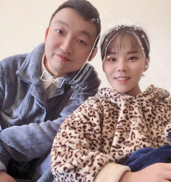 熊磊模仿田静打感情牌,回家看望爷爷,目的不纯,网友:真能装