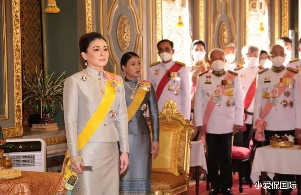 诗妮娜|被迫营业，纳瓦瑞公主陪泰王出席活动心不在焉，素缇达笑颜如花