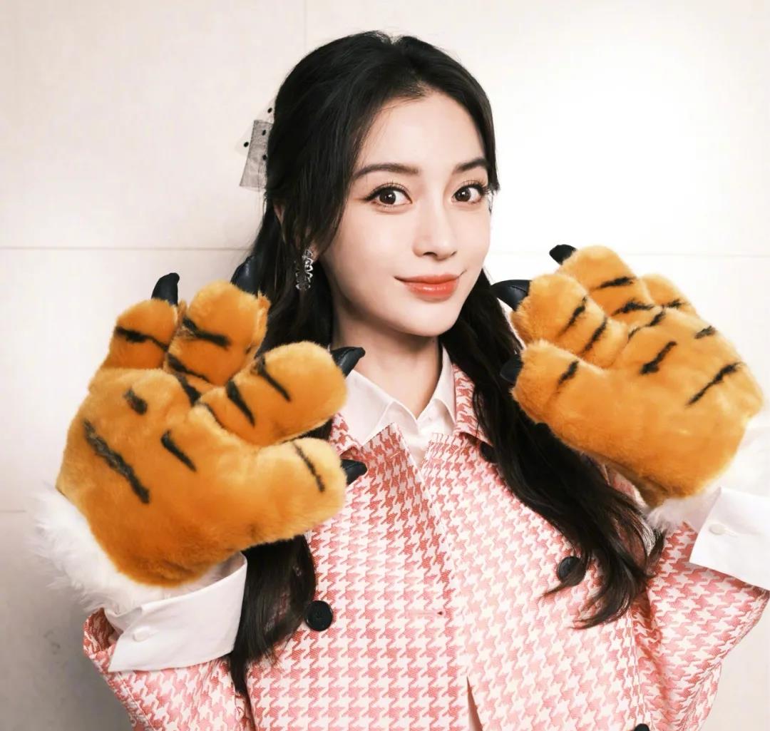 易烊千玺|易烊千玺恋情曝光？白敬亭拿下《开端》电影？AB教主重归旧好？