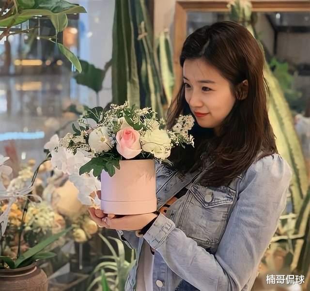 杨鸣|杨鸣妻子久违现身！帅气老公人气高很苦恼，曾为宣示主权频繁晒照