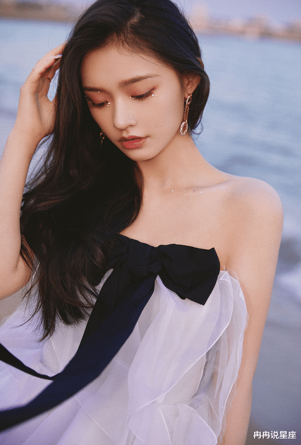 李宇春|金鸡奖：关晓彤礼服又没选对，金晨也太美了，李宇春穿了个啥