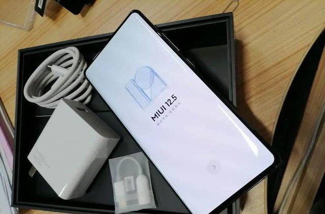 雷军发力清仓,屏下摄像头+120W快充,陶瓷旗舰从5799跌至3579元