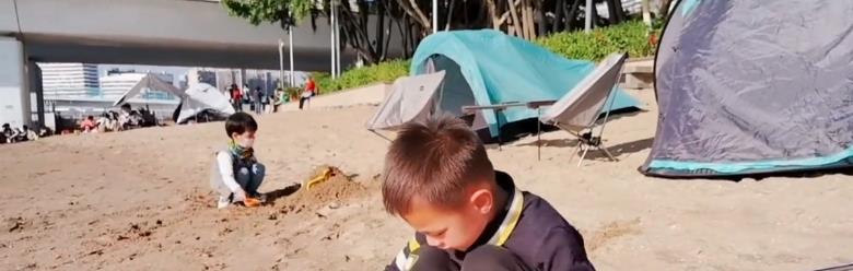 林丹|林丹老婆穿短裙打高尔夫！连打3次都未进洞，戴面罩帽子包裹严实