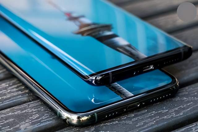 华为鸿蒙系统|手机屏幕直屏和曲屏哪个更实用？从这个体验角度告诉你答案