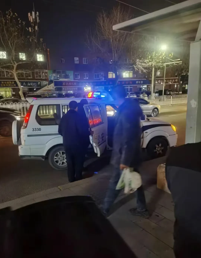 山东青岛,一女子下班后,来到公交站,准备坐公交回家