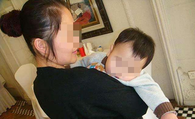 晒娃|“到底是晒娃还是晒你？” 宝妈穿着“清凉装”晒娃，引起网友热议