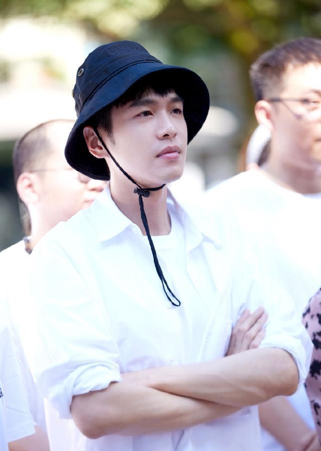 张若昀|《鸣龙少年》路透图曝光，张若昀造型太休闲，网友热议不断！